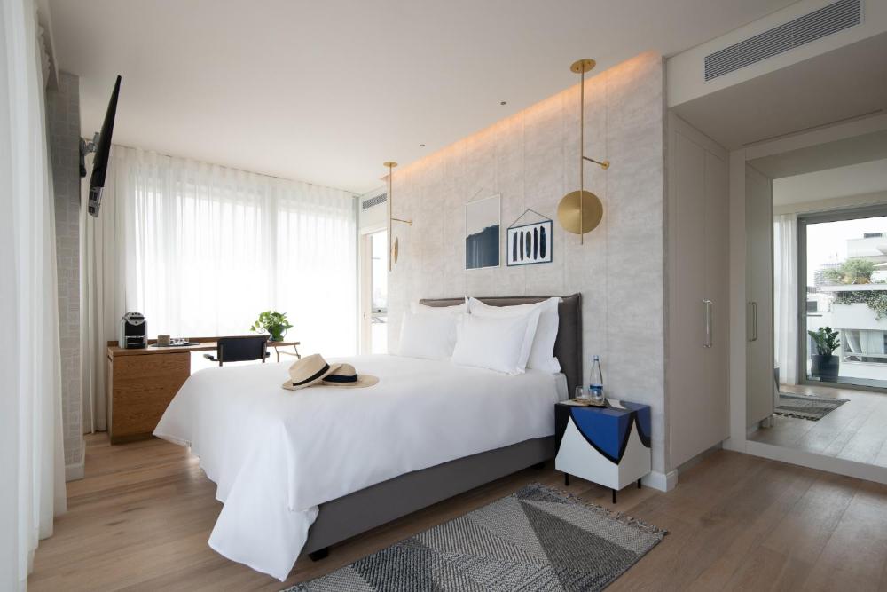  Deluxe Triple Room with Standing Balcony interior